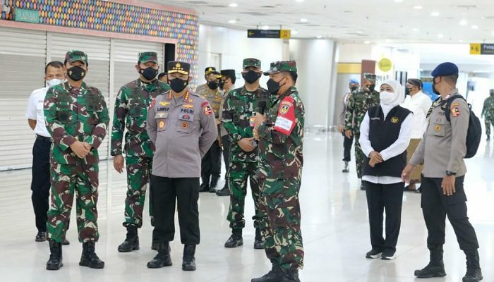 Panglima TNI, Kapolri Dan KSAL Tinjau Langsung Serbuan Vaksinasi di Terminal 2 Juanda