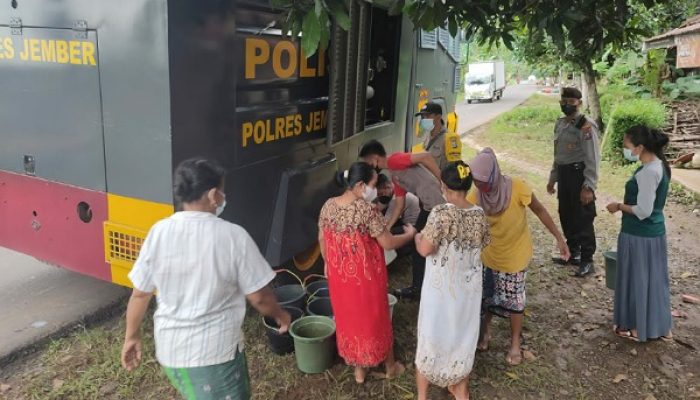 Krisis Air Bersih, Water Canon Milik Polres Jember Diserbu Warga Semboro