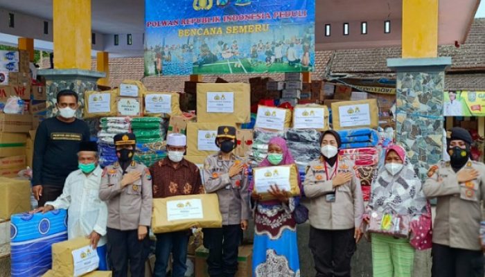 Polwan RI Salurkan Bansos dan Gelar Trauma Healing