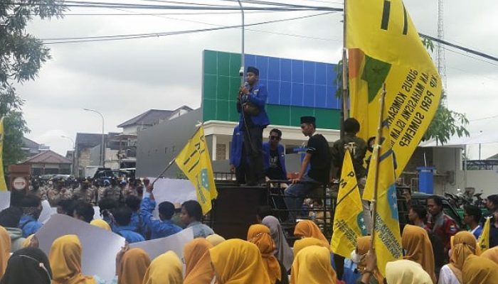Persoalan Pendidikan di Wilayah Kepulauan Jadi Turun Temurun, Ratusan Mahasiswa PMII Luruk Kantor Disdik Sumenep