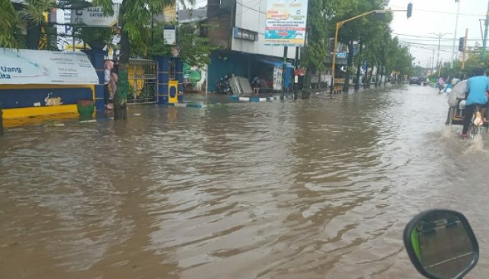Diguyur Hujan Dengan Intensitas Tinggi, Sejumlah Ruas Jalan di Kota Sumenep Lumpuh