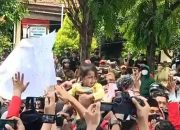 Menangis Histeris Di Tengah-Tengah Massa, Anak dan Isitri Almarhum Herman Tuntut Keadilan