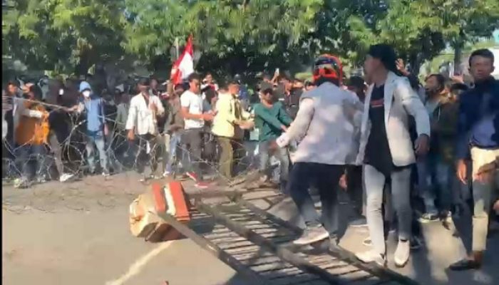 Demonstrasi di Kantor DPRD Sumenep Sempat Ricuh, Ratusan Mahasiswa Terobos Kawat Berduri dan Robohkan Pagar