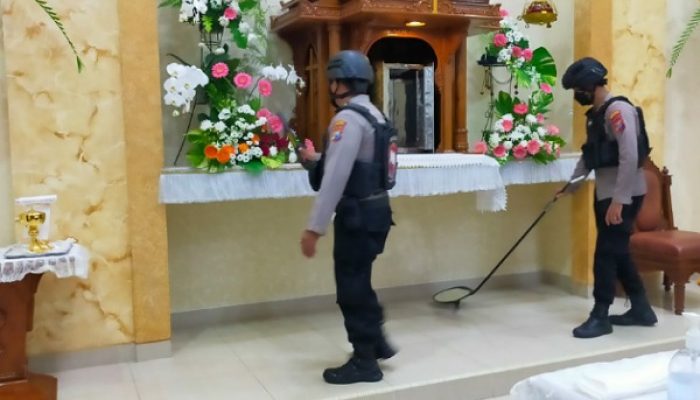 Jelang Ibadah Peringatan Kenaikan Isa Almasih, Polres Sumenep Sterilkan Gereja Katholik Maria Gunung Karmel