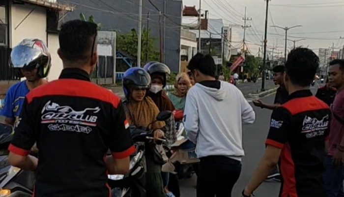 Semarak Ramadhan, CBR Club Indonesia Sumenep Bagi-Bagi Ratusan Takjil Pada Masyarakat Kota Keris