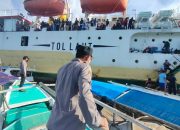 Kapal Sabuk Nusantara 91 Kandas Nabrak Karang, Polres Sumenep Ikut Serta Bantu Evakuasi Penumpang