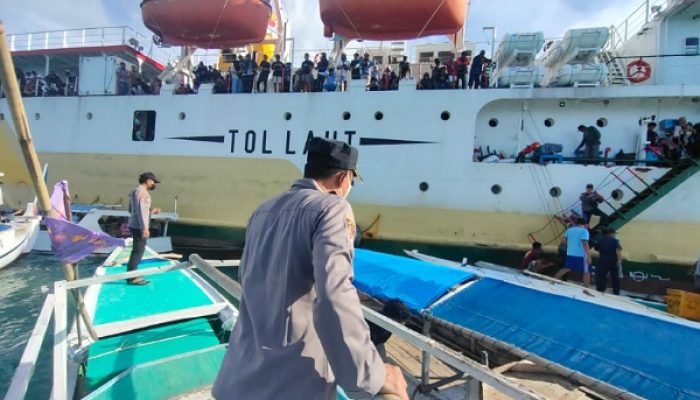 Kapal Sabuk Nusantara 91 Kandas Nabrak Karang, Polres Sumenep Ikut Serta Bantu Evakuasi Penumpang