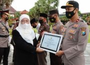 Berhasil Ungkap Kasus Pembuangan Bayi, Bupati Sumenep Berikan Piagam Penghargaan Pada Kapolsek Kangayan Dan Anggotanya