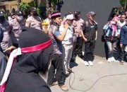 Mapolres Sampang Diluruk Ratusan Wartawan, Korlap Aksi: Keluar Kapolres Jangan Jadi Pengecut