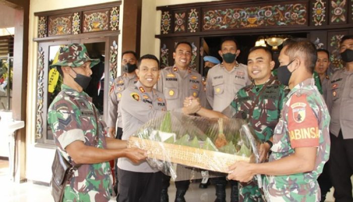 Momentum Hari Bhayangkara ke-76, Dandim 0827 Berikan Surprise Ke Kapolres Sumenep