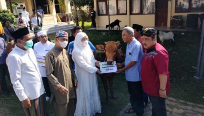 Gandeng Khirata Foudation, Dinsos P3A Sumenep Bagikan Ratusan Bungkus Daging Kurban dan Sembako