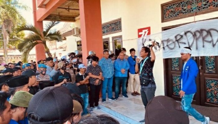 Tolak Keras Kenaikan BBM, Mahasiswa Segel Kantor DPRD Sumenep