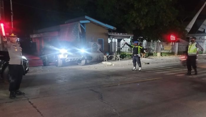 Antisipasi Kemacetan Lalin, Kapolsek Blega Terjunkan 5 Anggotanya Ke Jln. Raya Blega