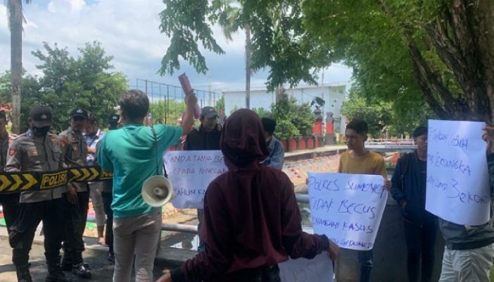 Dinilai Tak Becus Tangani Kasus Dinkes, Dear Jatim Kepung Malpolres Sumenep