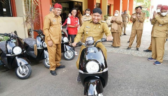 Bukti Nyata Dukungan Bupati Fauzi Atas Program Presiden, Pemkab Sumenep Mulai Gunakan Motor Listrik