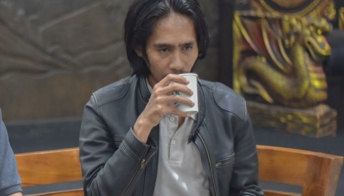 Seragam, Merah, Belasan Milyar