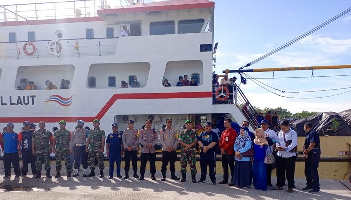 Dandim 0827/Sumenep Lepas Bantuan Sembako Dari Pemkab Ke Masalembu