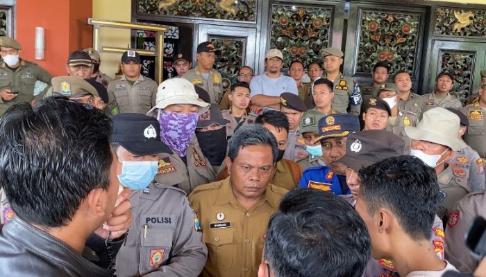 Aksi Jilid III Soal Pengadaan Seragam Batik ASN, Dear Jatim: Kabag Organisasi Tidak Mencerminkan Orang Yang Berpendidikan