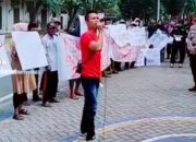 1 Tahun di PHP, Puluhan Petani Garam Seruduk Kantor PT Garam Kalianget