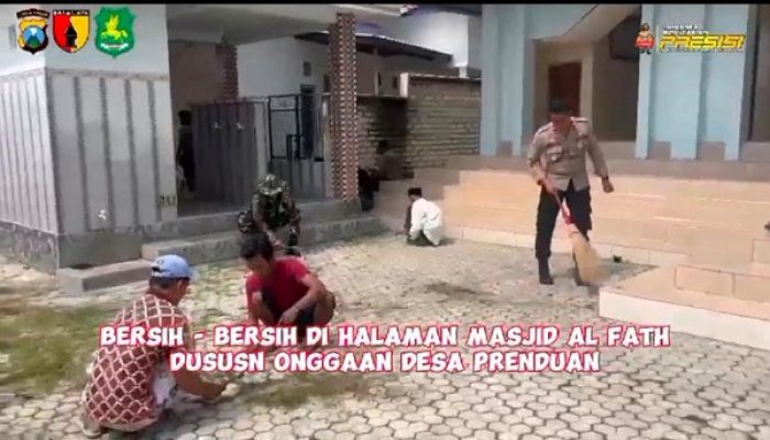 Bulan Bakti TNI-POLRI, Polsek Prenduan Bersih-Bersih Di Masjid AL-FATH