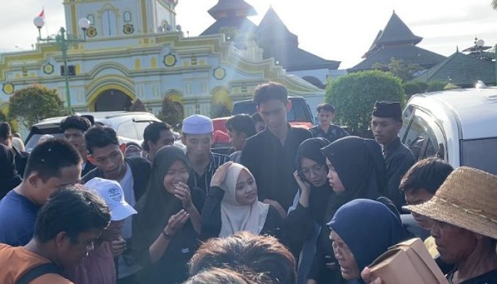 Kegiatan Bagi-Bagi Takjil Dear Jatim Dikerumuni Masyarakat Sumenep