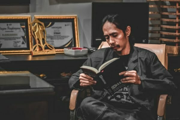 Ketika Penis Patung Lebih Berguna daripada Pena Wartawan