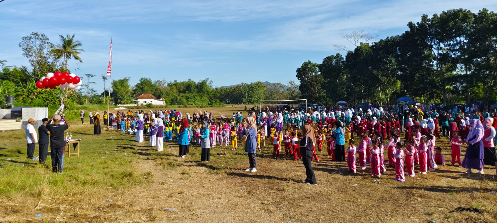 Senam Massal Pelajar Warnai Pembukaan Lomba HUT ke-80 RI di Kecamatan Guluk-Guluk